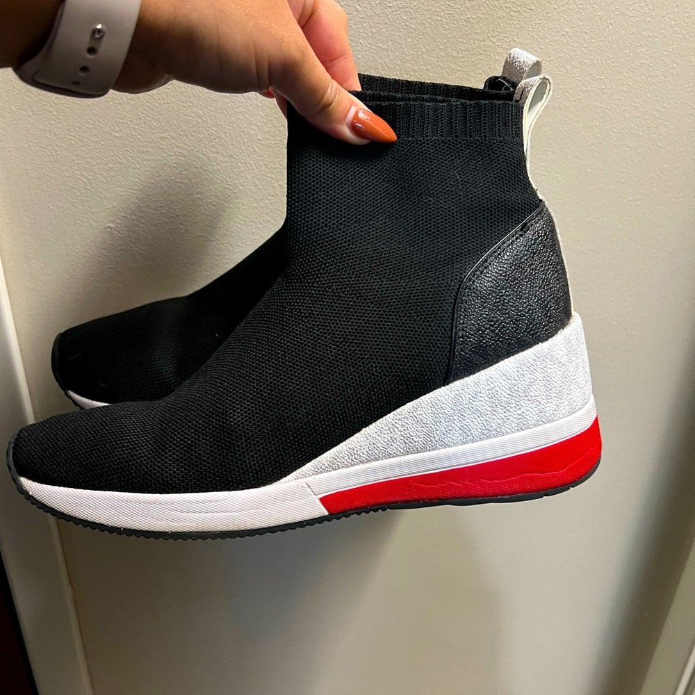 MICHAEL MICHAEL KORS
Skyler Sneaker - Black white and red
